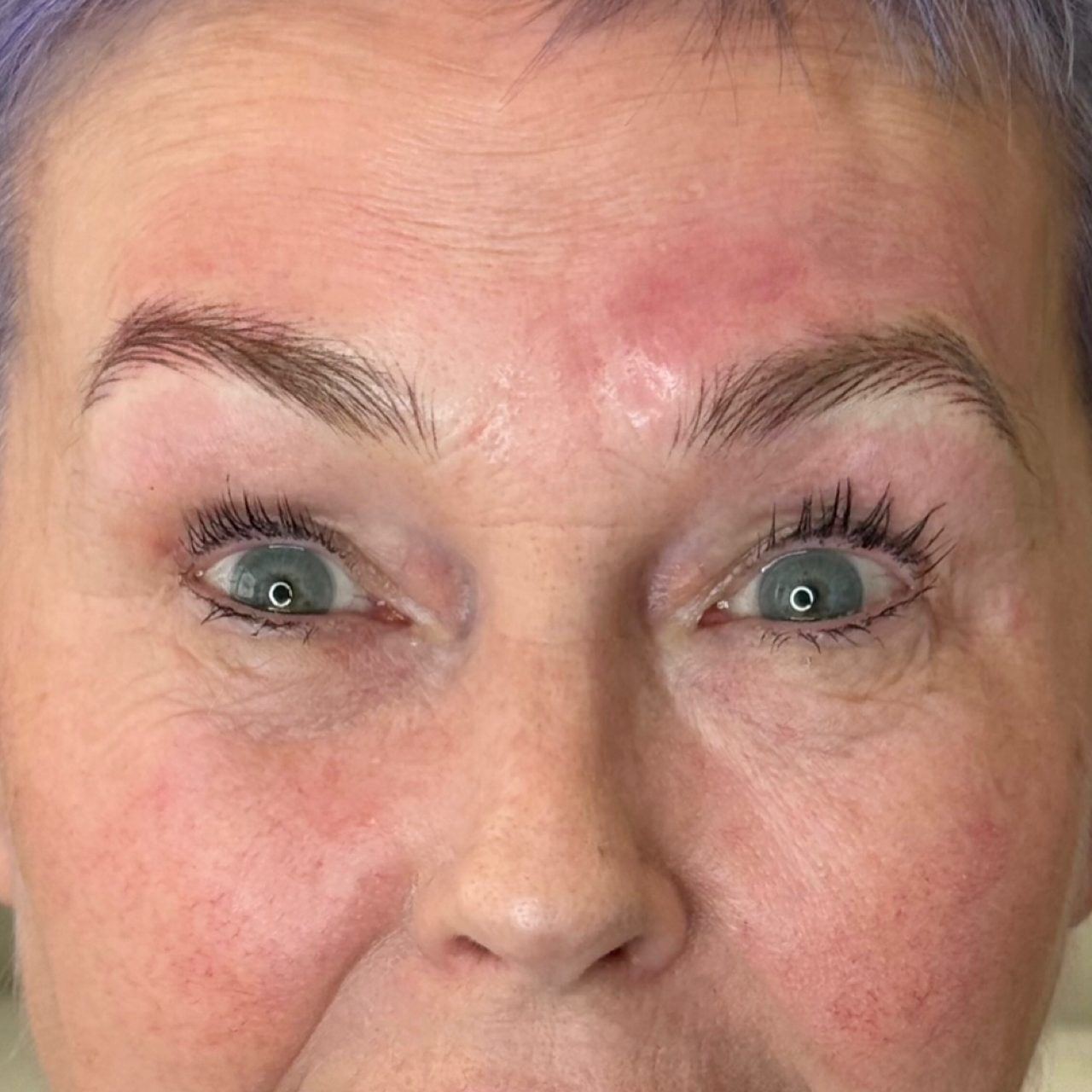 A client with natural-looking hair-stroke brows